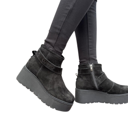 CZARNE niskie, zamszowe BOTKI damskie z ozdobnym paskiem LURSO